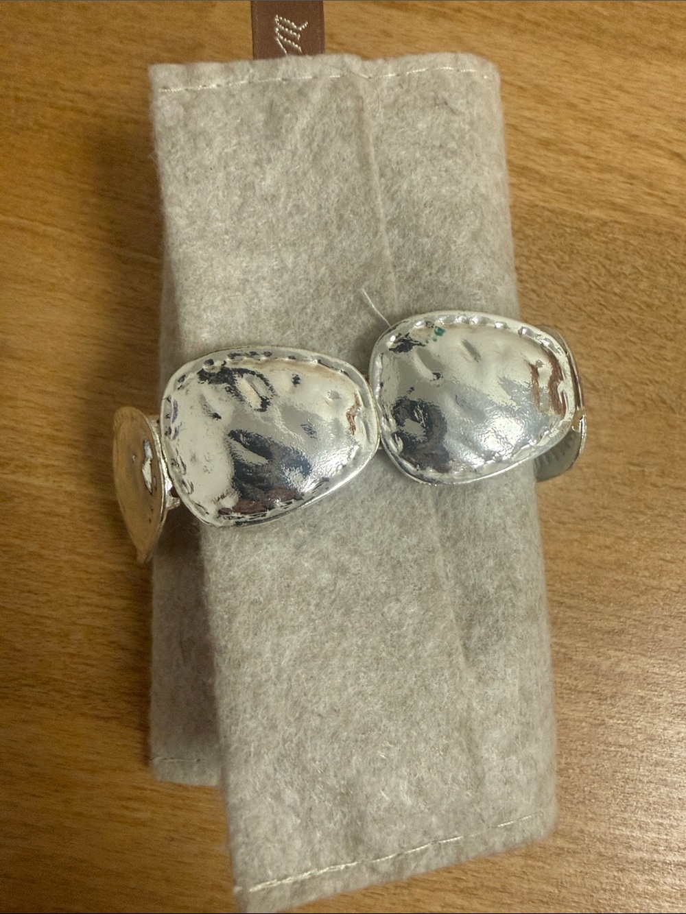 Hammered silver tone plate beaded stretch bracelet